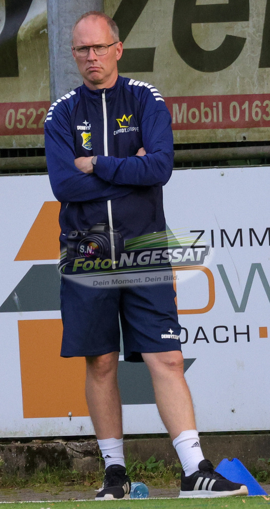 BV Stift Quernheim - TuS Dielingen | Auf dem Bild zu sehen: TuS Dielingen Trainer: Sebastian Numrich   BV Stift Quernheim, TuS Dielingen, Saison 26/27, Bezirksliga, Stift Quernheim, Deutschland - Realisiert mit Pictrs.com