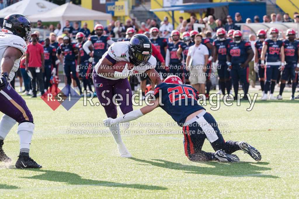 RS-1-003458 | Samuel Shannon (#2, Frankfurt, RB) weicht Karm Garcia Heermann (#20, Sea Devils, DB, GER) aus und springt über die Goal Line.