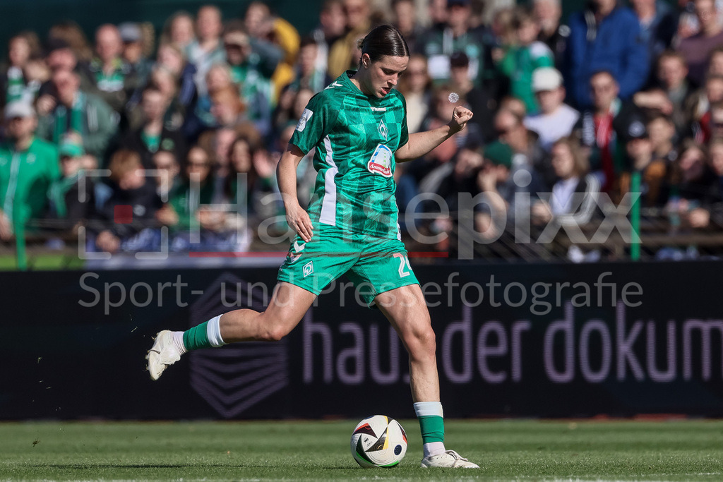 Fussball, Google Pixel Frauen-Bundesliga, SV Werder Bremen - FC Bayern München | v.li.: Lara Schmidt (SV Werder Bremen, 24) am Ball, Freisteller, Einzelbild, Ganzkörper, Aktion, Action, Spielszene, DIE DFB-RICHTLINIEN UNTERSAGEN JEGLICHE NUTZUNG VON FOTOS ALS SEQUENZBILDER UND/ODER VIDEOÄHNLICHE FOTOSTRECKEN. DFB REGULATIONS PROHIBIT ANY USE OF PHOTOGRAPHS AS IMAGE SEQUENCES AND/OR QUASI-VIDEO.