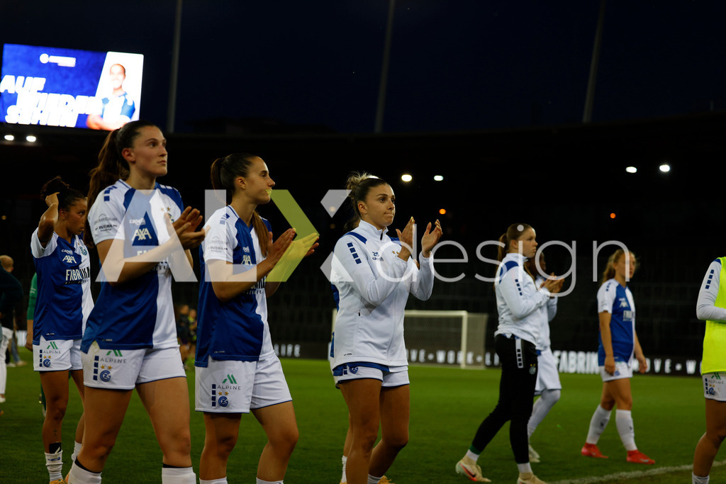 GC Zürich vs FC Zürich - AXA Women’s Super League Playoffs - Stadion Letzigrund | GC Zürich Team after the AXA Women’s Super League Playoffs quarter-final second leg between GC Zürich and FC Zürich at Stadion Letzigrund, Zurich, Switzerland. - Realisiert mit Pictrs.com