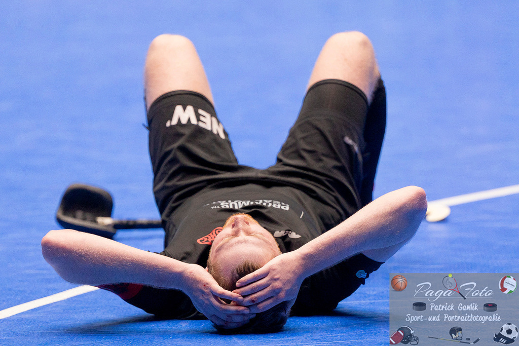 Volvo E.R.B. Final 4 Halbfinale Männer: Harvestehuder HTC - Gladbacher HTC, 25.01.2025 | Felix Krause (Gladbacher HTC #29) nac hdem SPiel am Boden, liegend, liegt, kraftlos, traurig, enttäuscht, Harvestehuder HTC - Gladbacher HTC, Frankfurt, Süwag Arena, 25.1.2025 - Realisiert mit Pictrs.com