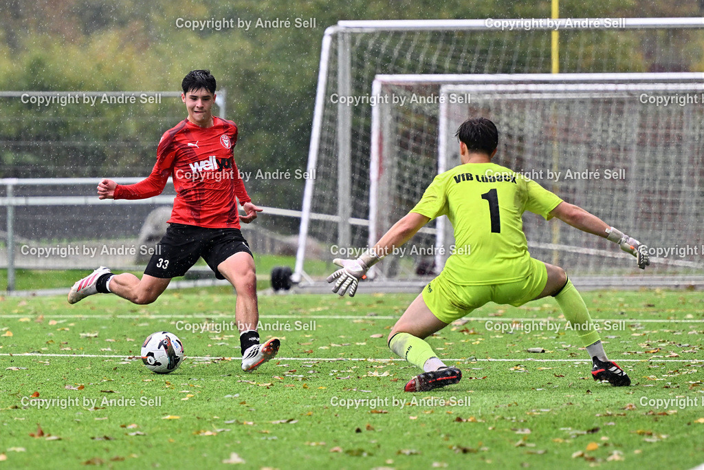 FC Kilia Kiel vs VfB Lübeck II - U21 | Selim Cetintürk (Kilia #33) scheitert frei vor dem Tor an Louis Siefert (Lübeck #1) / Fußball-Oberliga Männer 2026/2027 / FC Kilia Kiel vs VfB Lübeck II - U21 / Kilia Sportplatz / Kiel / 10.10.26 - Realisiert mit Pictrs.com