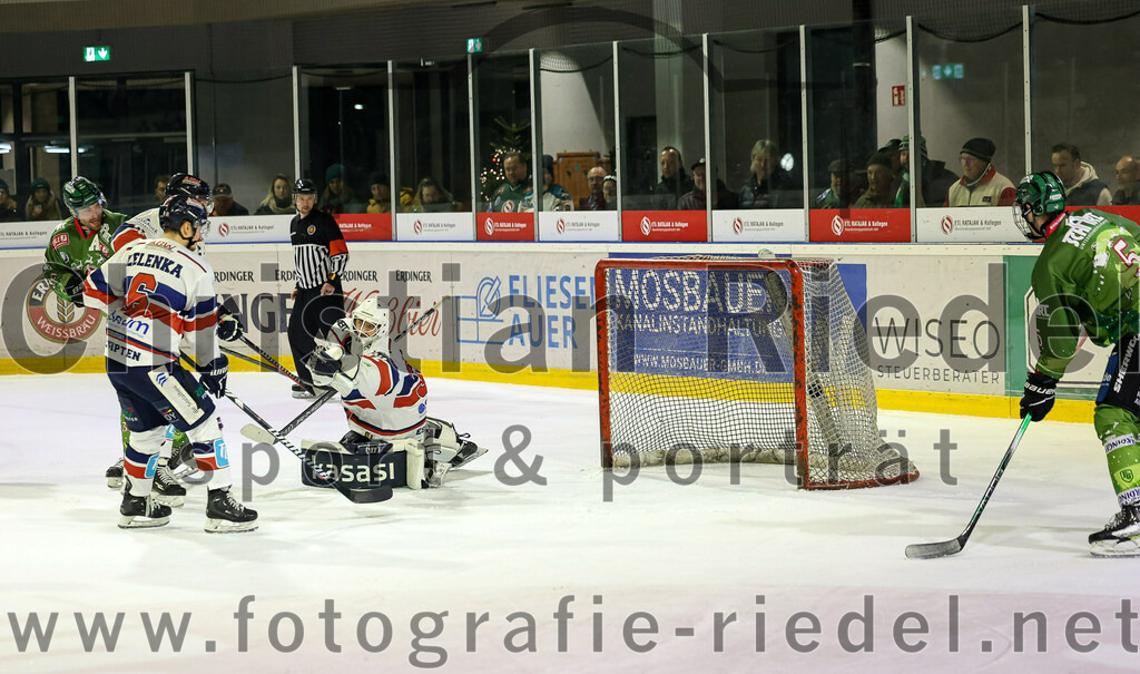 2023-12-17_133_TSV_Erding_gegen_ESC_Kempten | Erding, Deutschland, 17.12.2023:
Eishockey, Bayernliga Vorrunde 2023 / 2024, 18. Spieltag, TSV Erding gegen ESC Kempten, Endergebnis: 5:1

Ondrej Zelenka (ESC Kempten, #6), Torwart Luca Mayer (ESC Kempten, #32), Florian Zimmermann (Erding Gladiators, #5)

Foto: Christian Riedel / fotografie-riedel.net