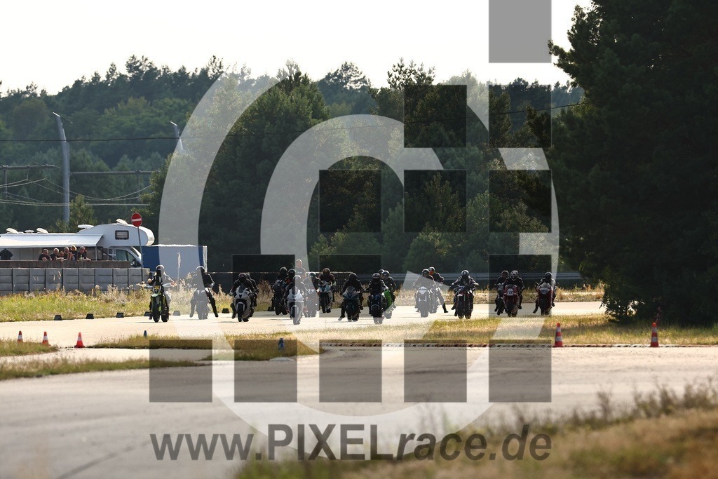 start-20240803_05315 | Schöne Erinnerungen an spannende Momente - das festzuhalten ist unser Job. PIXELrace.de ist seit 2003 auf den Rennstrecken Europas unterwegs um die Action draußen beim Fahren und die wunderbare Stimmung imm Fahrerlager für euch einzufangen.