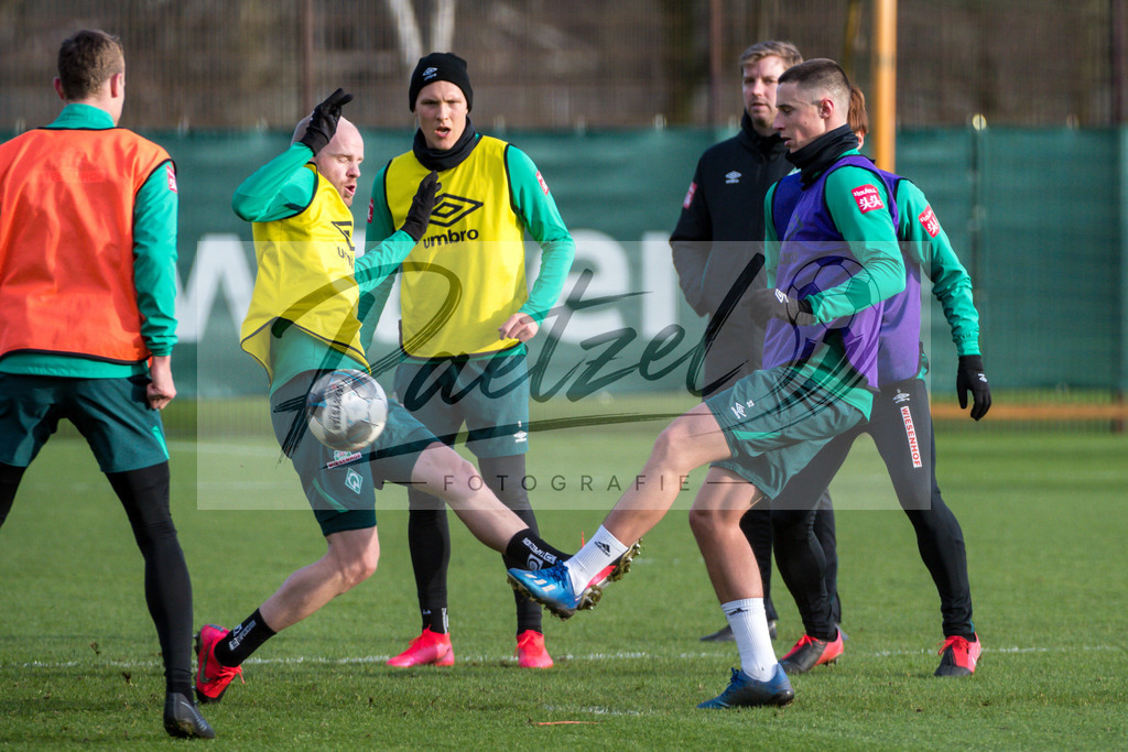 20200218_TRASVW_0016 | Fussball, Herren: Davy Klaassen (Werder Bremen) und Marco Friedl (Werder Bremen) im Zweikampf waehrend der Trainingseinheit des SV Werder Bremen auf dem wohninvest Weserstadion Trainingsplatz am 18.02.2020 in Bremen, Deutschland. - Realisiert mit Pictrs.com