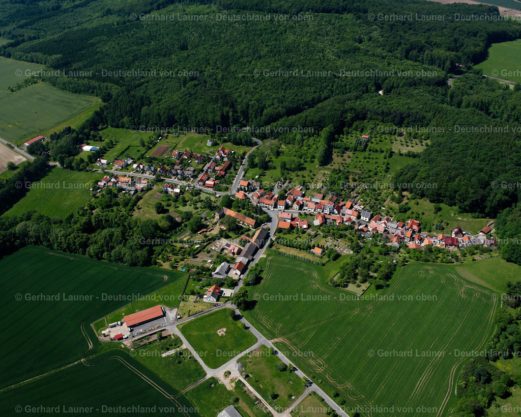 2634418 | ASCHERODE 16.06.2006 Wald- Gebiete und Forstflächen umsäumen das Siedlungsgebiet des Dorfes in Ascherode im Bundesland Thüringen, Deutschland. // Village - view on the edge of forested areas in Ascherode in the state Thuringia, Germany. Foto: Gerhard Launer