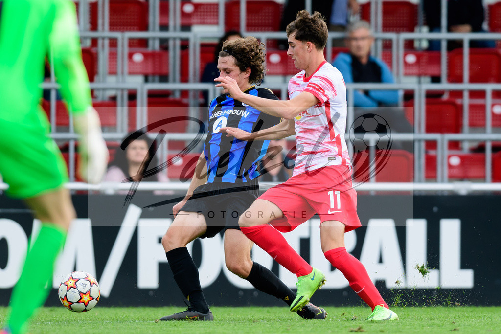 YLLEBR20210928_090 | Fussball, A-Junioren: Denzel De Roeve (Club Brugge KV) und Jorden Winter (RB Leipzig) im Zweikampf beim Spiel der UEFA Youth League zwischen RB Leipzig und FC Bruegge im Stadion am Cottaweg am 28.09.2021 in Leipzig, Deutschland. - Realisiert mit Pictrs.com