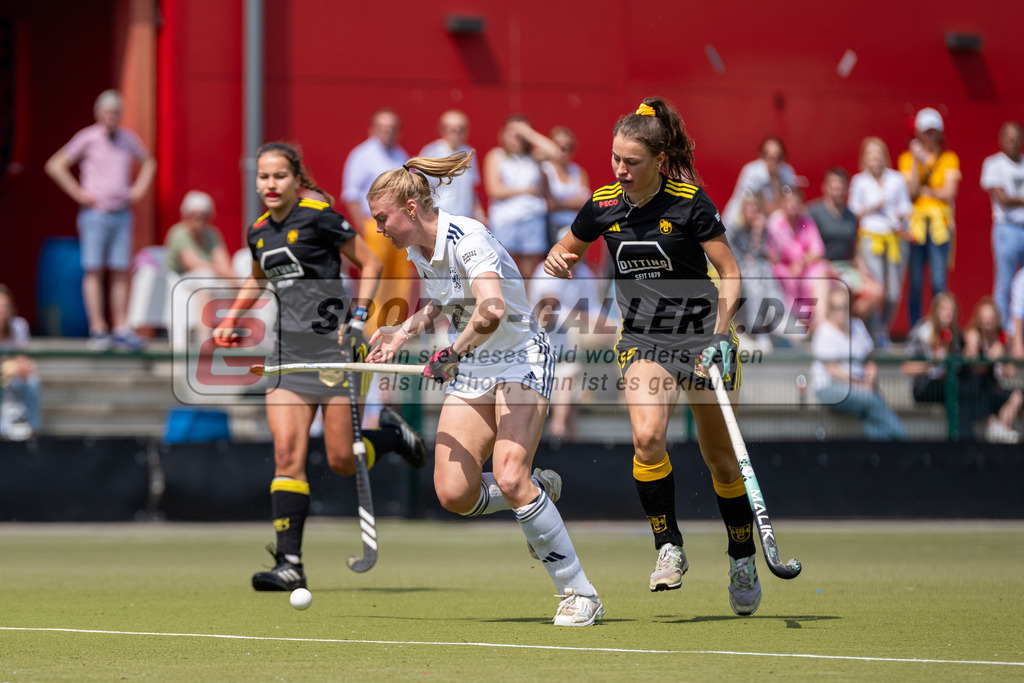 HK_20240511_100695 | 1.Bundesliga Damen Düsseldorfer HC - Harvestehuder THC am 11.5.2024 Düsseldorfer HC, Düsseldorf , Lilly Stoffelsma ( Düsseldorfer HC #50 ), von Gersum Isabel ( Harvestehuder THC #55 )