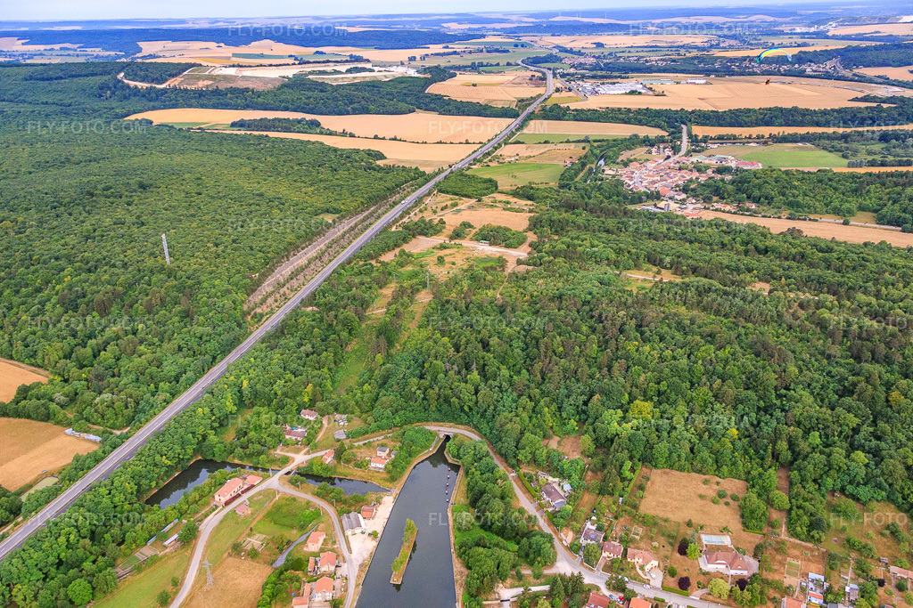 Aerial view: Tunnel portal of the Canal de Marne au Rhin in Foug in the state Meurthe et Moselle, France. – Photo: IMG_083519.jpg taken on 07/13/2015 by Werner Riehm/FLY-FOTO.com – Resolution of the original: 5472 x 3648 px