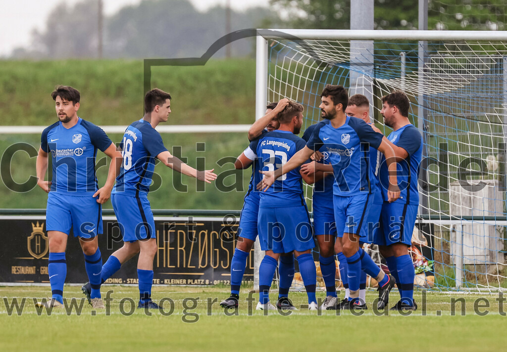 2023-06-30_039_FC_Langengeisling_gegen_VfB_Forstinning | Erding, Deutschland, 30.06.2023:
Fußball, Bezirksliga Oberbayern Ost 2023 / 2024, Testspiel, FC Langengeisling gegen VfB Forstinning, Endergebnis: 3:0

Jubel nach dem 1:0 durch Kilian Stenzel (FC Langengeisling, #32)
Maximilian Maier (FC Langengeisling, #10), Paul Bucher (FC Langengeisling, #18), Hannes Dornauer (FC Langengeisling, #33), 

Foto: Christian Riedel / fotografie-riedel.net