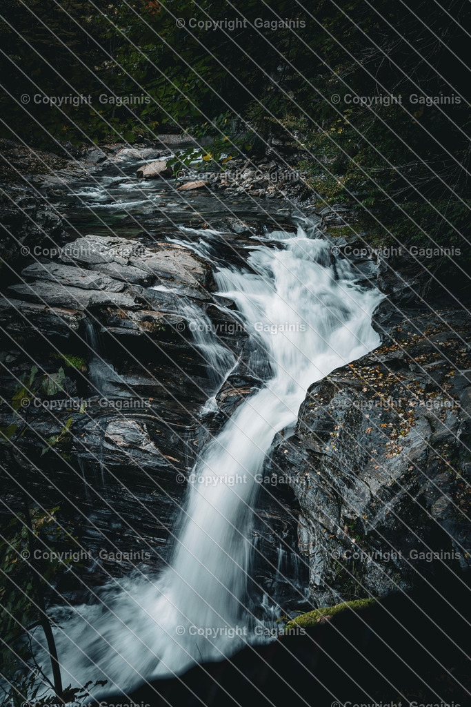 Foroglio klein Wasserfall | Foroglio ist ein malerisches Bergdorf im Bavonatal im Tessin, Schweiz. Es ist bekannt für seinen beeindruckenden Wasserfall, der rund 80 Meter tief in das Tal stürzt, sowie für seine traditionellen Steinhäuser, engen Gassen und unberührte alpine Landschaft. Das Dorf wirkt wie aus einer anderen Zeit und zieht Natur- und Fotoliebhaber gleichermaßen an.
