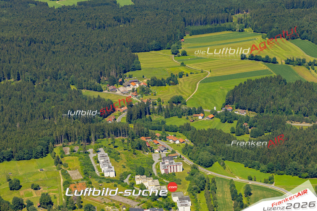 Das Luftbild der Stadt Bischofsmais wurde 2022 vom Flugzeug heraus erstellt (keine Drohnen-Aufnahmen) Aufnahmehöhe ca.450 Meter- hohe Bildauflösung und Druck-Qualität. Garantiert!