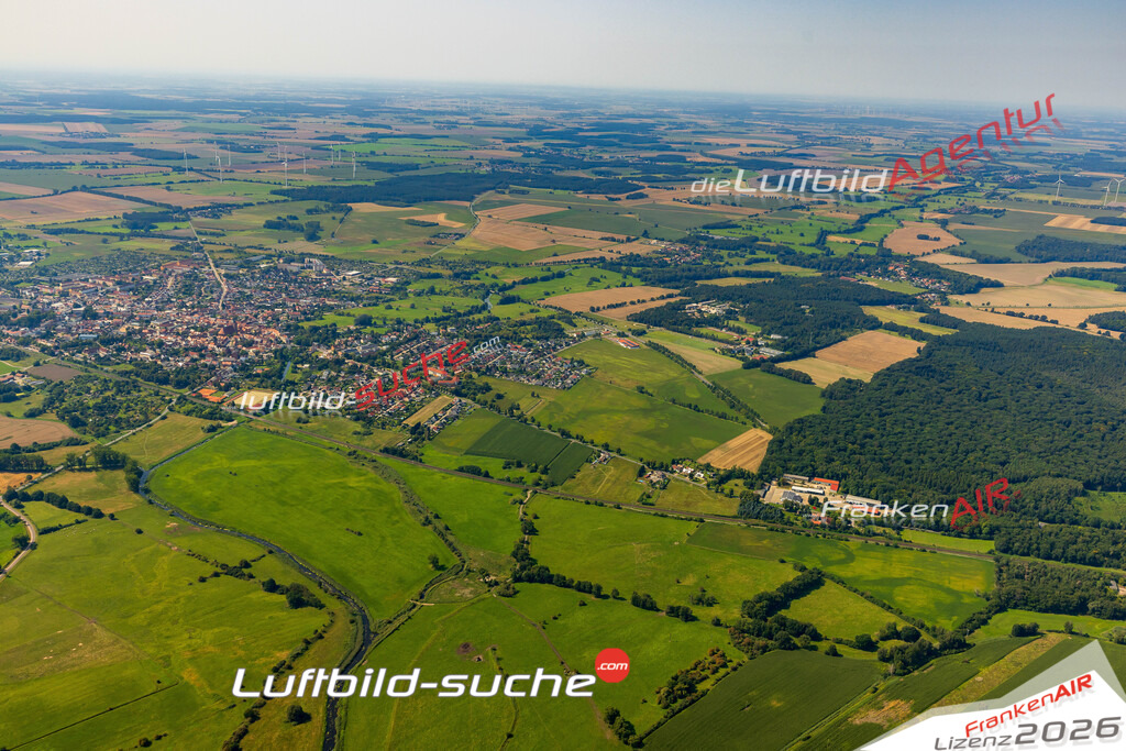 Neue Luftbildaufnahme der Stadt Osterburg - Das Luftbild wurde 2025 vom UL-Flugzeug heraus erstellt ( keine Drohnenaufnahme ) - Hochauflösende Luftaufnahme - für Wandbilder und großformatige Ausdrucke geeignet. Das besondere Geschenk!Hier alle&nbsp;Infos zur Lizenzierung der LuftaufnahmeWir fliegen auch dieses Jahr wieder in Ihre Region um Luftbilder zu erstellen.- Luftbild anfragen