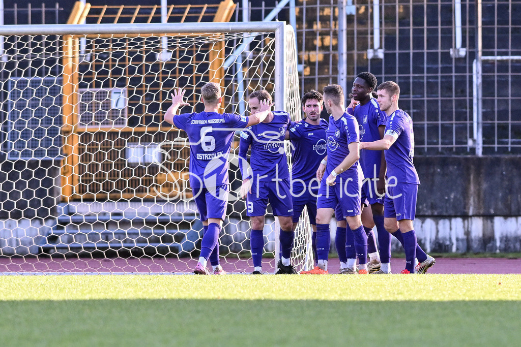 TSV Schwaben Augsburg - FC Bayern Amateure | AUGSBURG, GERMANY - 29. NOVEMBER: Jubel nach dem Treffer zum 2-0 durch Achitpol KEEREEROM (TSV Schwaben Augsburg 29) / Tor / Torschuetze / Freude / Happy beim Ligaspiel zwischen dem TSV Schwaben Augsburg und den Amateuren des FC Bayern am 20. Spieltag der Regionalliga Bayern im Rosenaustadion