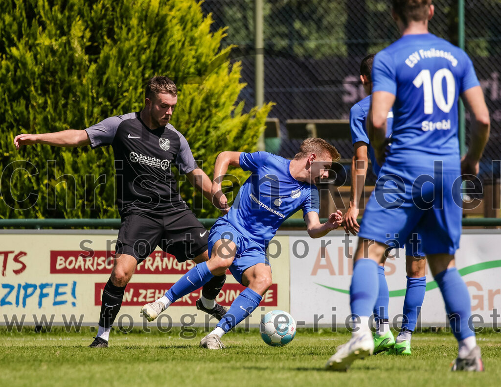 2023-08-12_058_FC_Langengeisling_gegen_ESV_Freilassing | Erding, Deutschland, 12.08.2023:
Fußball, Bezirksliga Oberbayern Ost 2023 / 2024, 4. Spieltag, FC Langengeisling gegen ESV Freilassing, Endergebnis: 2:1

David Riederle (FC Langengeisling, #21), Markus Prechtl (ESV Freilassing, #18)

Foto: Christian Riedel / fotografie-riedel.net