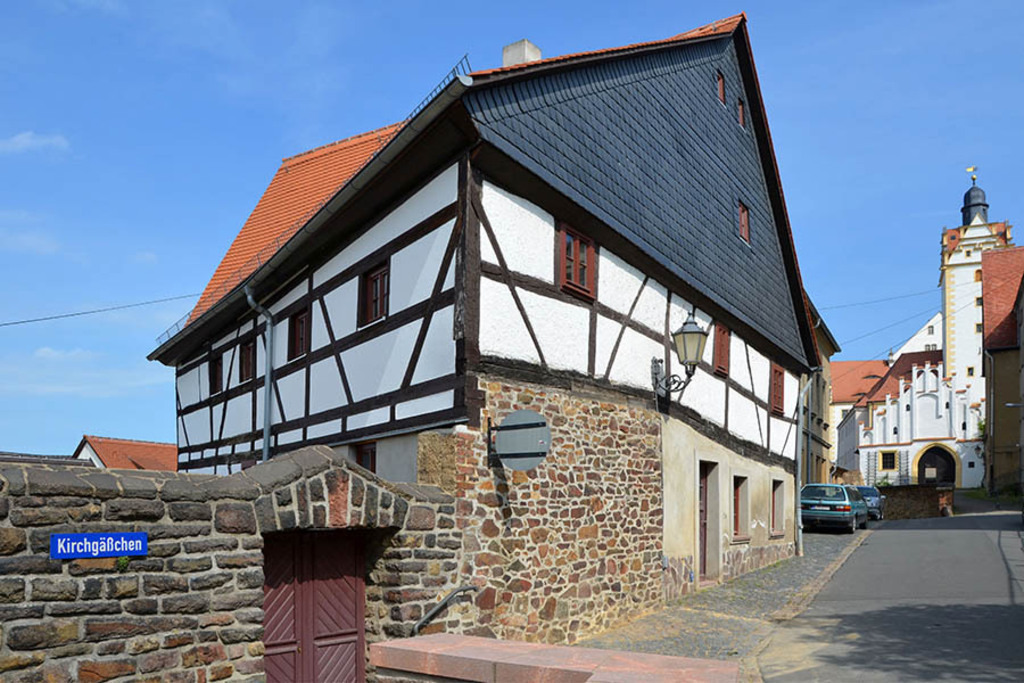 Colditz - Fachwerkhaus in der Schlossgasse 4 - genannt: das "schiefe Haus" | Entdecke über 20 Kategorien Leipzig-Motive: Foto-Downloads, hochwertige Poster, Leinwand- & Fine-Art-Prints. Jetzt Lieblingsfoto im Bildlexikon Leipzig Shop bestellen!