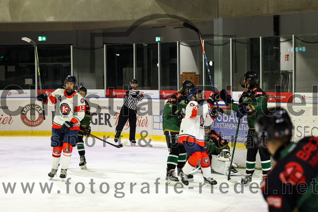 2022-12-04_063_TSV_Erding_gegen_EHC_Klostersee | Erding, Deutschland, 04.12.2022:
Eishockey, Bayernliga U17 2022 / 2023, 11. Spieltag, TSV Erding gegen EHC Klostersee, Endergebnis: 3:5

Gabriel Dobis (EHC Klostersee, #12), Jan Markmann (EHC Klostersee, #24), Torwart Nico Wimmer (Erding Gladiators, #1)

Foto: Christian Riedel / fotografie-riedel.net