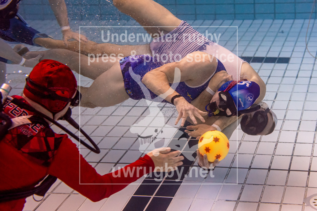 24. - 26.11.2023: Unterwasser-Rugby Champions Cup 2023  | Herren - Spiel um Platz 3 - SDK Malmö Triton (Schweden) in weiß gegen Ålesund (Norwegen) in blau. Iver Bjørnerem (weiß #7) fängt den schwedischen Spieler Mattias Levin Persson (blau #95) ab. - Realisiert mit Pictrs.com