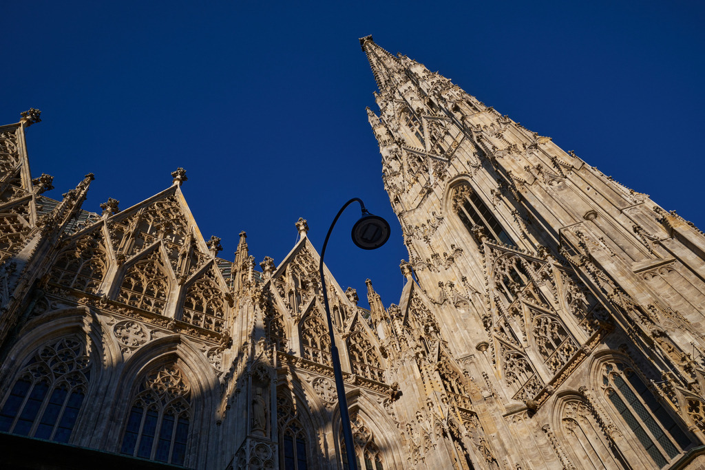 Blick auf den Stephansdom mit blauem Himmel | Wien, Austria - April 02, 2024: Blick auf den Stephansdom mit blauem Himmel. - Realisiert mit Pictrs.com