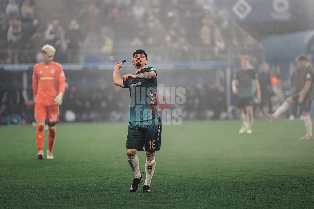 Fußball | Männer | Saison 2025/2026 | 1. Fußball-Bundesliga | 13. Spieltag | Hamburger SV vs. SV Werder Bremen | 07.12.2025 | Cameron Puertas (#18, SV Werder Bremen) entsorgt Pyrotechnik Feuerwerk der HSV Fans