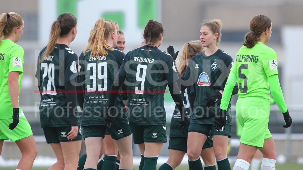 Fussball, Testspiel Frauen, VfL Wolfsburg II - SV Werder Bremen | v.li.: Spielerinnen des SV Werder Bremen mit Torjubel, Jubel, jubeln, jubelt, optimistisch, Spielszene, Highlight, Freude über das Tor zum 0:1