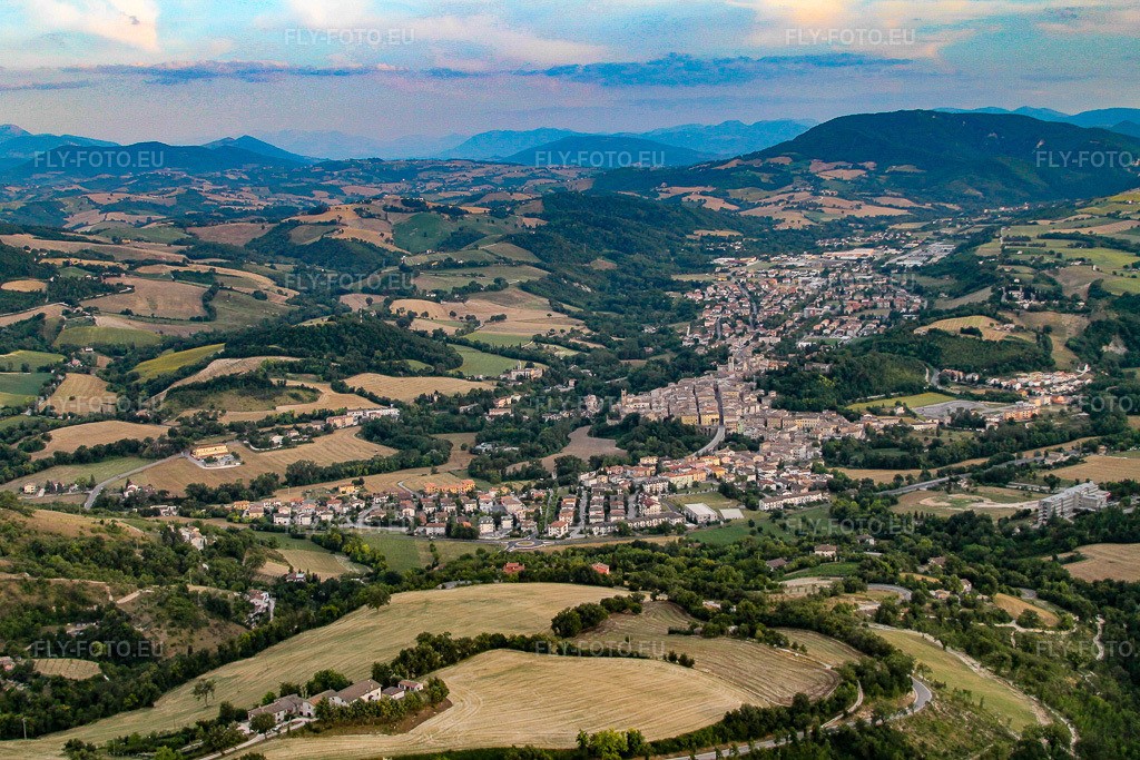 Vue aérienne: Vue de la ville à Pergola dans le département Pesaro und Urbino, Italie. Photo: IMG_43090.jpg prise le 16/07/2011 par Werner Riehm/FLY-FOTO.eu – Résolution de l'original: 4272 x 2848 px