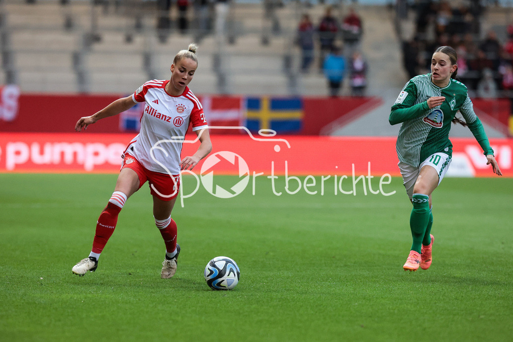 FC Bayern München Frauen - SV Werder Bremen Frauen | im Duell Giulia GWINN (FCB #7) und  Tuana Shahnis MAHMOUD (SVW #10) / Zweikampf