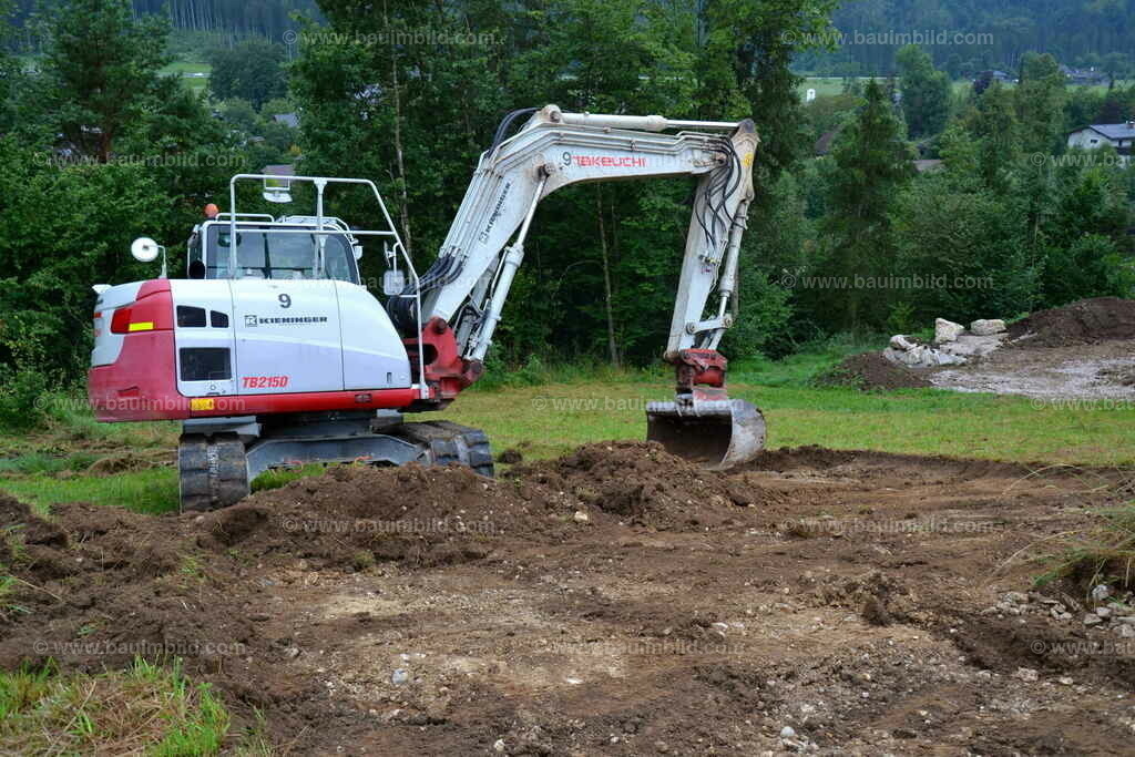 Mutterboden abtragen mit Bagger | Abheben von Oberboden mit Raupenbagger und Humuslöffel