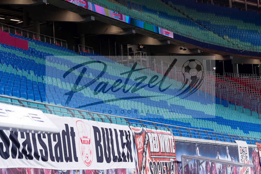 RBLLEV20211128_004 | Fussball, Herren: . Leere Tribuenen aufgrund des Geisterspiels bei dem Spiel der 1. Bundesliga zwischen RB Leipzig und Bayer 04 Leverkusen in der Red Bull Arena am 28.11.2021 in Leipzig, Deutschland.DFB / DFL REGULATIONS PROHIBIT ANY USE OF PHOTOGRAPHS AS IMAGE SEQUENCES AND/OR QUASI-VIDEO. - Realisiert mit Pictrs.com