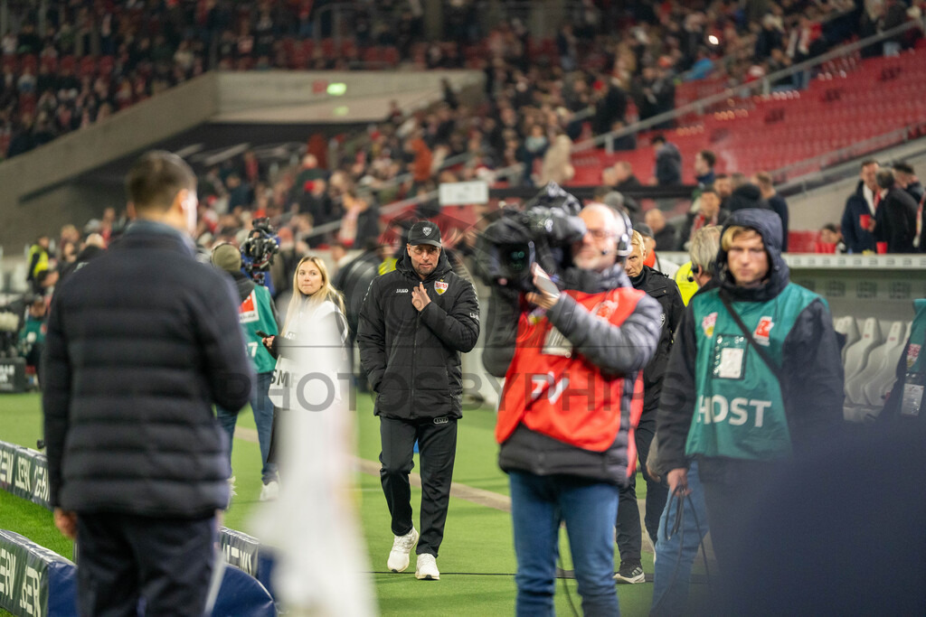 VfB Stuttgart vs. RB Leipzig, Fussball, 1. Bundesliga, 26. Spieltag, 15.03.2026 | Sebastian Hoeness (Trainer VfB Stuttgart) vor dem Interview,VfB Stuttgart vs. RB Leipzig, Fussball, 1. Bundesliga, 26. Spieltag, 15.03.2026Foto: photosbyphips/Philip Ziegler