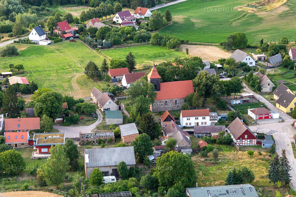 Luftbild: Evangelische Kirche im Ortsteil Melzow in Oberuckersee im Bundesland Brandenburg in Deutschland. Foto: IMG_116354.jpg vom 17.07.2019 durch Werner Riehm/FLY-FOTO.de