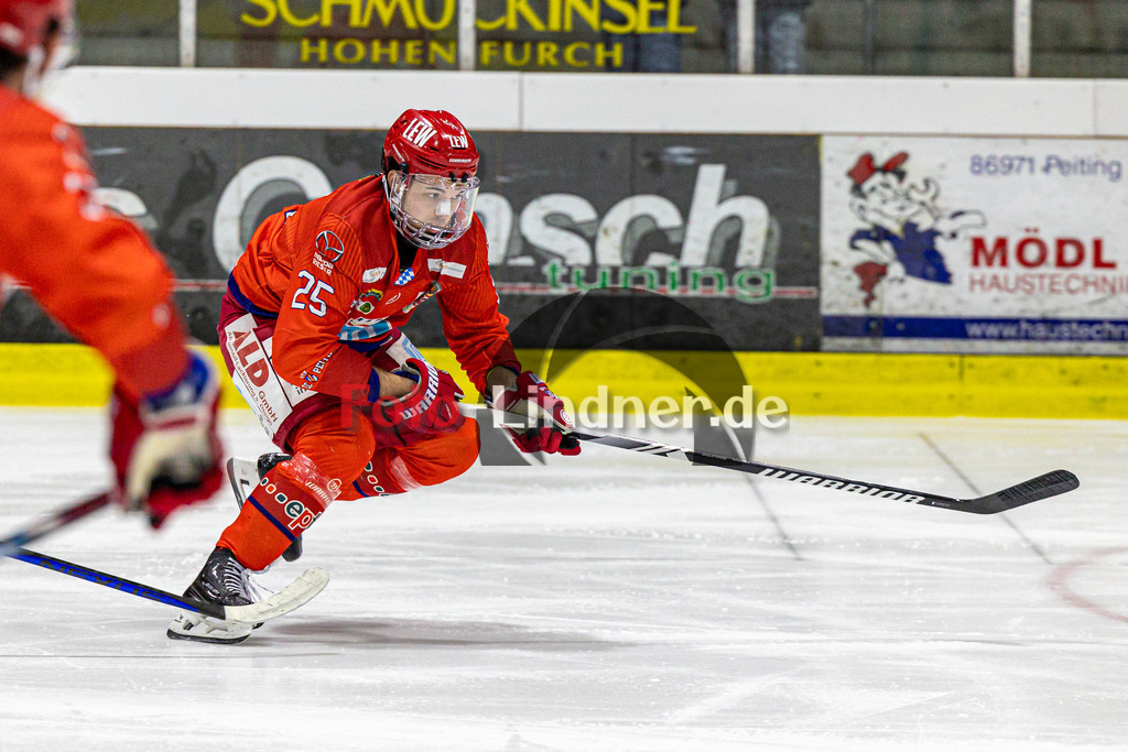 EC Peiting vs Blue Devils Weiden | Eishockey Oberliga Süd 2023/2024, EC Peiting vs Blue Devils Weiden, 20240126,
Tobias BECK (ECP 25) in Aktion,
2024-01-26 in Peiting (Eisstadion)
25 Tobias BECK (ECP 25)
Copyright: WolfgangxLindner