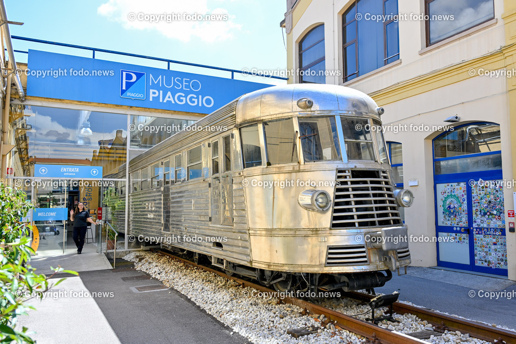 Italien_ Toskana_ Provinz Pisa_ Pontedera_ Vespa_ 29.05.2024-1 | 29.05.2024, Italien, ITA, Toskana, Pontedera im Bild Piaggio, Vespa, Museum

Piaggio ist ein italienischer Fahrzeughersteller mit Sitz in Pontedera. Das Unternehmen produziert verschiedene Mofas und Motorroller, unter anderem die Vespa, das Lastendreirad Ape sowie den Kleintransporter Porter. Zum Konzern gehören auch die Motorradmarken Aprilia, Derbi, Gilera, Laverda und Moto Guzzi. 
Quelle: Wikipedia