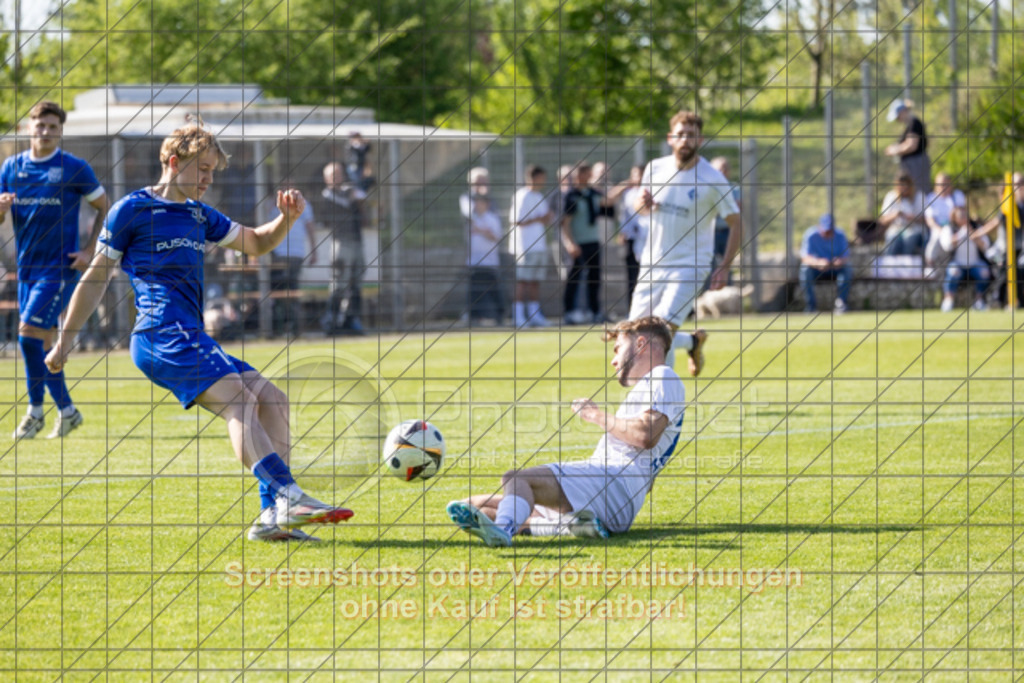 20250427_165727_0403 | #,TSG Salach (blau) vs. 1.FC Eislingen (weiß), Fußball, Bezirksliga - Bezirk Neckar/Fils, 24. Spieltag, Saison 2024/2025, Rasensportplatz, Staufenecker Str. 41, 73084 Salach, 27.04.2025 - 15:00 UhrFoto: PhotoPeet-Sportfotografie/Peter Harich