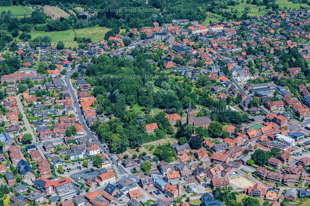 Harsefeld_Klosterpark_ELS_4850020822 | HARSEFELD 02.08.2022 Stadtansicht vom Innenstadtbereich "Klosterpark" in Harsefeld im Bundesland Niedersachsen, Deutschland. // City view on down town in Harsefeld in the state Lower Saxony, Germany. Foto: Martin Elsen