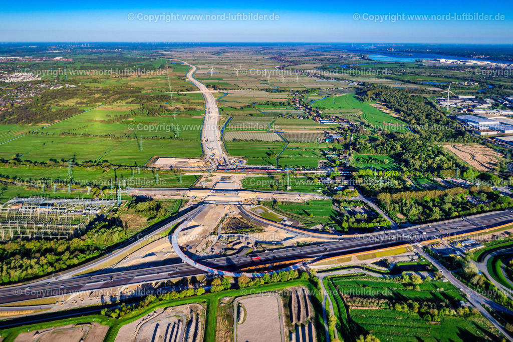 Hamburg_Moorburg_A7_Autobahn_Anschluss_Baustelle_A26_ELS_9685270425 | HAMBURG 27.04.2025 Autobahn- Baustelle mit Erschließungs- , Aufschüttungs- und Erdarbeiten entlang der Trasse und des Streckenverlaufes " Anschußstelle A26 A7 " in Hamburg, Deutschland. Weiterführende Informationen bei: Die Autobahn GmbH des Bundes Niederlassung Nord. // Motorway- Construction site with earthworks along the route and of the route of the highway " Anschussstelle A26 A7 " in Hamburg, Germany. Further information at: Die Autobahn GmbH des Bundes Niederlassung Nord. Foto: Martin Elsen