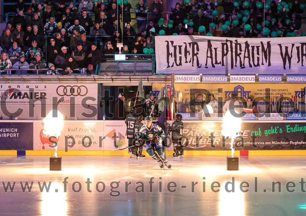 2025-12-19_007_TSV_Erding_gegen_Toelzer_Loewen | Erding, Deutschland, 19.12.2025:Eishockey, Oberliga Süd 2025 / 2026, 27. Spieltag, TSV Erding gegen Tölzer Löwen, Endergebnis: 2:5Louis Trattner (Erding Gladiators, #7)Foto: Christian Riedel / fotografie-riedel.net