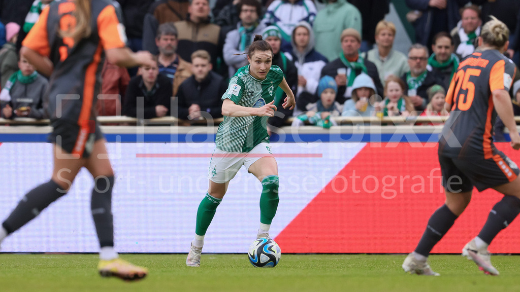 Fussball, Google Pixel Frauen-Bundesliga, SV Werder Bremen - MSV Duisburg | v.li.: Sophie Weidauer (SV Werder Bremen, 9) am Ball, Einzelbild, Ganzkörper, Aktion, Action, Spielszene, DIE DFB-RICHTLINIEN UNTERSAGEN JEGLICHE NUTZUNG VON FOTOS ALS SEQUENZBILDER UND/ODER VIDEOÄHNLICHE FOTOSTRECKEN. DFB REGULATIONS PROHIBIT ANY USE OF PHOTOGRAPHS AS IMAGE SEQUENCES AND/OR QUASI-VIDEO.