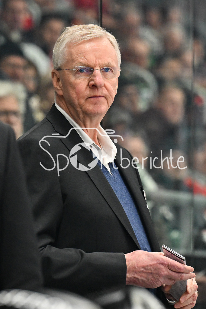 Augsburger Panther - Kölner Haie | AUGSBURG, GERMANY - 11. JANUARY: im Kari JALONEN Trainer Kölner Haie / Einzelfoto / Freisteller während dem Match zwischen den Augsburger Panthern und den Kölner Haien am 39. Spieltag der penny DEL im Curt Frenzel Stadion