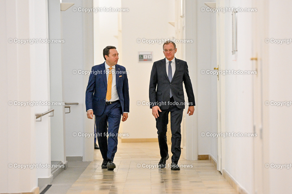 Pressekonferenz Land Ooe_ Praesentation Landeshaushalt 2024_ 07.11.2023-1 | 07.11.2023, Landhaus Linz, AUT, Pressekonferenz Land Ooe, Praesentation Landeshaushalt 2024 - Menschen entlasten. Wirtschaft foerdern, im Bild LH Thomas Stelzer (VP), LH-Stv. Manfred Haimbuchner (FP)