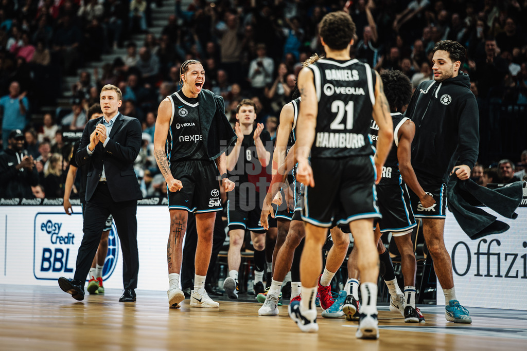 Basketball | Männer | Saison 2025/2026 | easyCredit Basketball Bundesliga | Veolia Towers Hamburg vs. ALBA BERLIN | 14.12.2025 | Jubel bei den Towers, im Fokus Zacharie Perrin (#52, Veolia Towers Hamburg)