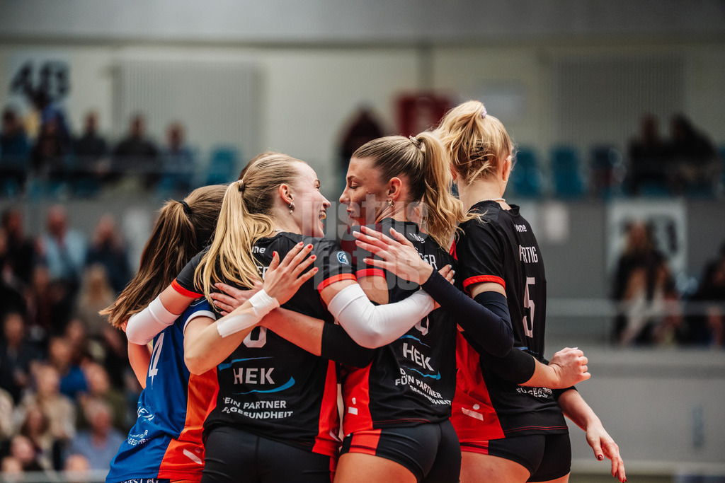 Volleyball | Frauen | Saison 2025/2026 | Volleyball Bundesliga | ETV Hamburger Volksbank Volleys vs. VfB Suhl LOTTO Thüringen | 07.03.2026 | ETV jubelt, in der Mitte links Zoe Konjer (#8, ETV Hamburger Volksbank Volleys) rechts Lina Köster (#3, ETV Hamburger Volksbank Volleys)