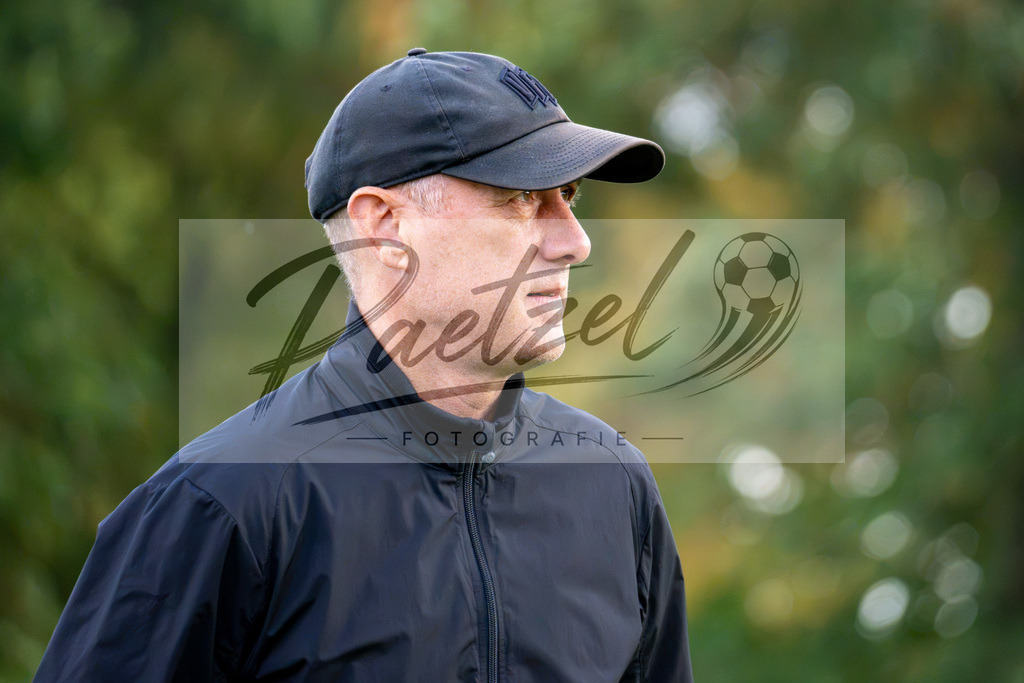 20260909_TRAOSN_0726 | Fußball, Herren: Direktor Profifußball Joe Enochs (VfL Osnabrück) schaut beim Training des VfL Osnabrück am 09.09.2026 im Sportpark Illoshöhe in Osnabrück, Deutschland.(Foto von Nico Paetzel) - Realisiert mit Pictrs.com