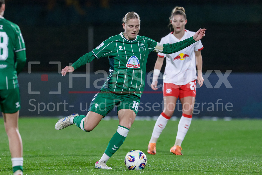 Fussball, Google Pixel Frauen-Bundesliga, SV Werder Bremen - RB Leipzig | Lina Hausicke (SV Werder Bremen, 18) am Ball, Einzelbild, Ganzkörper, Aktion, Action, Spielszene, DIE DFB-RICHTLINIEN UNTERSAGEN JEGLICHE NUTZUNG VON FOTOS ALS SEQUENZBILDER UND/ODER VIDEOÄHNLICHE FOTOSTRECKEN. DFB REGULATIONS PROHIBIT ANY USE OF PHOTOGRAPHS AS IMAGE SEQUENCES AND/OR QUASI-VIDEO.