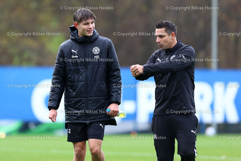 NH_HolsteinKiel_Training_18112025 | #2 Frederik Roslyng und Trainer Marcel Rapp (beide Holstein Kiel)Fußball I Herren I Training I Saison 2025-2026 I Holstein Kiel I 18.11.2025 I Citti-Fußballpark - Realisiert mit Pictrs.com