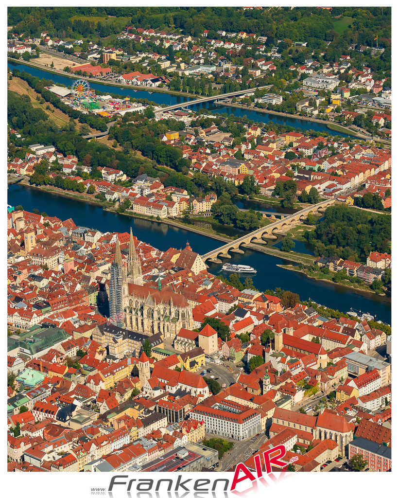 Luftaufnahme der Stadt Regensburg - Die Luftaufnahme wurde 2025 vom UL-Flugzeug heraus erstellt ( keine Drohne ) - Hochauflösende Luftaufnahme - für professionelle Ausdrucke geeignet. Die Geschenkidee !Mit Lizenz und Bildrechte bestellbar