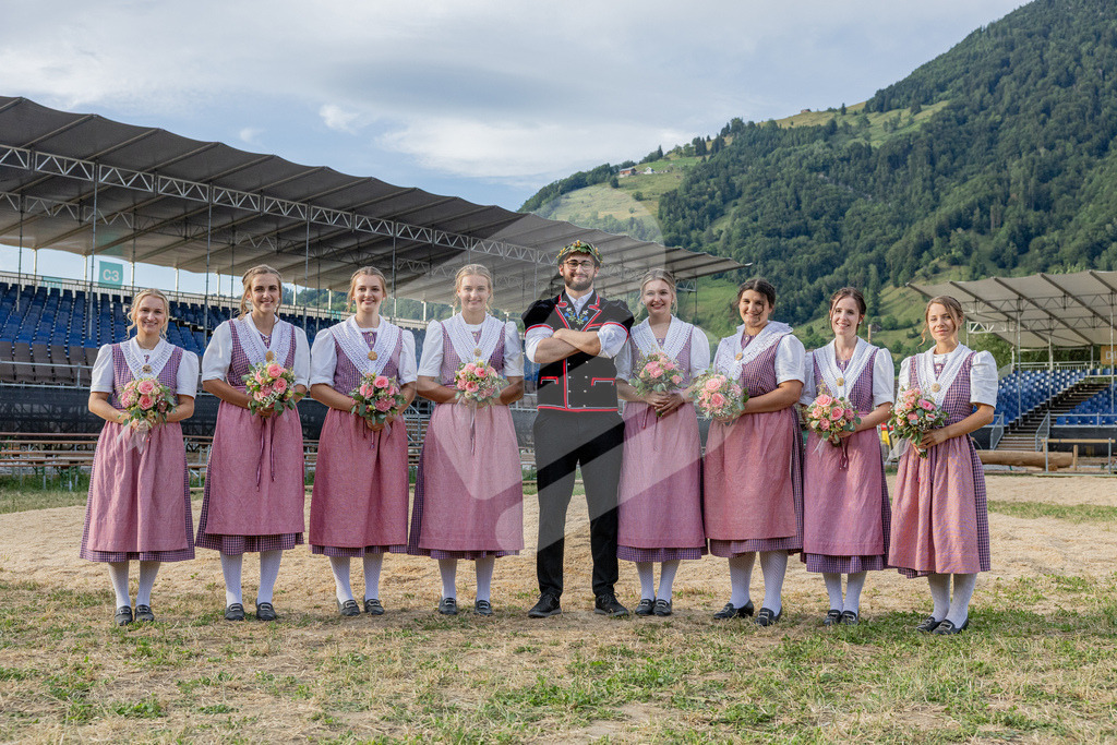 ISAF2026_Ehrung00083 | Heinzer Lukas (Schwingerverband am Rigi) mit dem Ehrendamen - Realisiert mit Pictrs.com