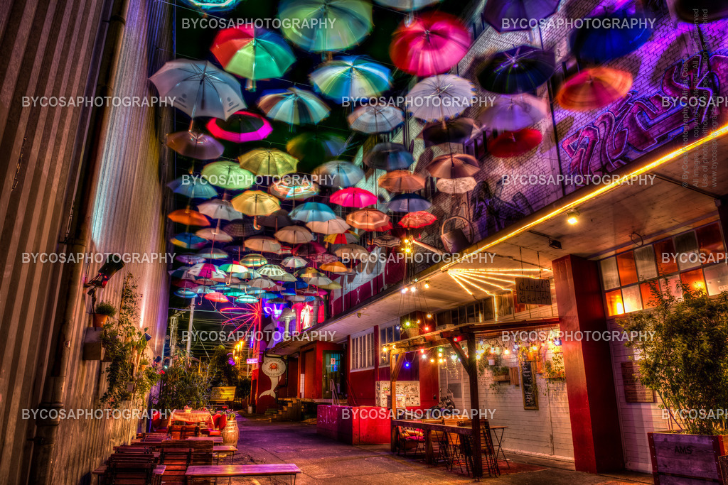 Umbrella Alley _ Zürich Nights | Exklusive Fine Art Prints aus Zürich – hochwertige Stadt- und Landschaftsfotografien als Wandbilder. Entdecken Sie einzigartige Zürich-Fotos zum Ausdrucken - Realisiert mit Pictrs.com