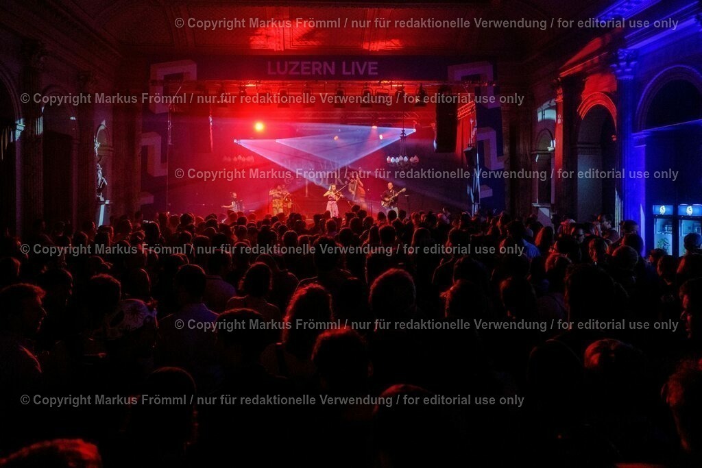 20230728-helen-maier-and-the-folks-032 | Helen Maier &amp; The Folks am Luzern Live Festival. Am Freitag 28. Juli 2023 im Hotel Schweizerhof in Luzern. Helen Maier — Violine / Alexander Graf — Violine, Bratsche / Andreas Gut — Akkordeon / Theo Känzig — Gitarre / Jonas Künzli — Kontrabass / Adrian Böckli — Schlagzeug, Percussion. Foto: Markus Frömml