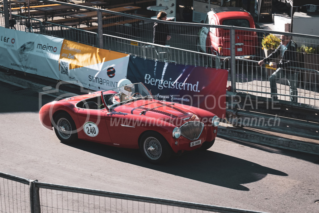 21. Arosa ClassicCar 2025 - 6. =September= 2025 | Kerstin Etterlin aus Bad Ragaz (SUI) in einem Austin Healey 100/4 BN1 aus dem Jahre 1954 mit Startnummer 240 am Arosa ClassicCar 2025 in der Kategorie Classic Trophy..@arosaclassiccar, @arosa.official, #arosaclassiccar, #arosa, #76curves, #classiccarBild: Sportfotografie Markus Aeschimann | www.markus-aeschimann.ch - Realisiert mit Pictrs.com